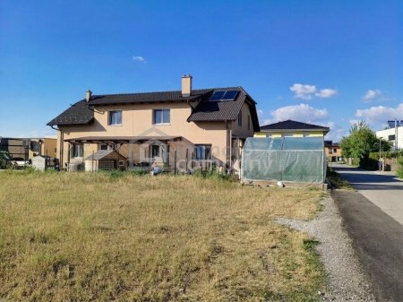 Neuwertige Doppelhaushälfte in Wiener Neustadt, 4 Zimmer, Garten, Terrasse, 3 Bäder!