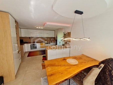 Top Rendite: Vollsaniertes Zinshaus ! 4 gut vermietete Wohnungen ! Zusätzlich ca 650m² Baugrund !