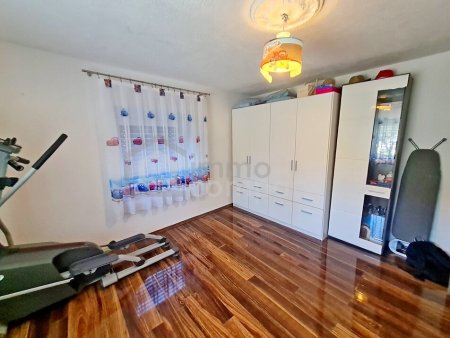 Top Rendite: Vollsaniertes Zinshaus ! 4 gut vermietete Wohnungen ! Zusätzlich ca 650m² Baugrund !