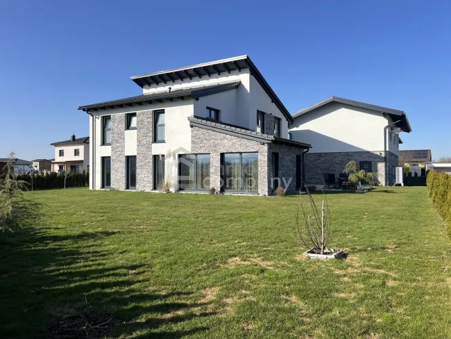 Exklusives Haus + eine Wohnung - Titelbild
