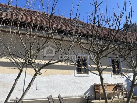 Historischer Dreiseithof mit schönen Gewölbedecken sucht neue Eigentümer