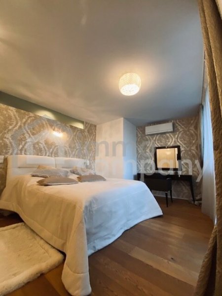 WUNDERSCHÖNES PENTHOUSE - 2 GROSSE TERRASSEN - ELITÄRES WOHNEN - 4 ZIMMER- GARAGENPLATZ ZUR ANMIETUNG