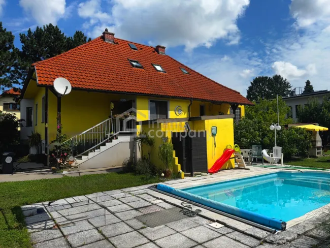 Sonniges Eckgrundstück mit charmantem Einfamilienhaus – großes Potenzial in ruhiger Nachbarschaft! - Titelbild