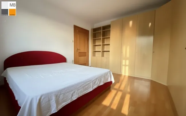 Schlafzimmer mit großem Wandschrank