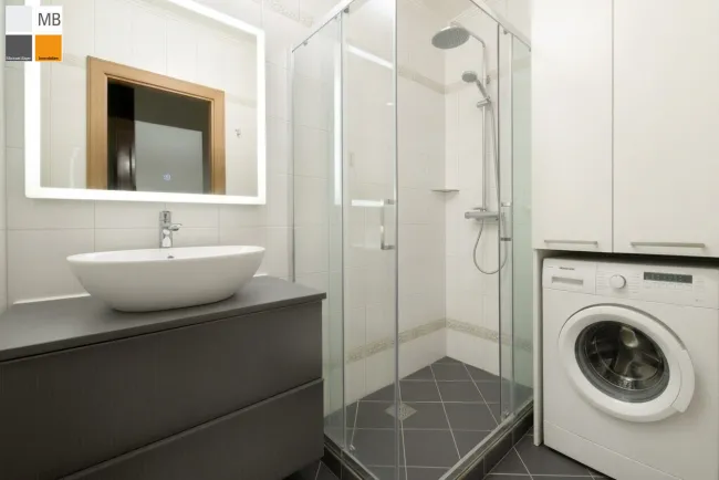 Modernes Baddesign mit Dusche - KI generiert