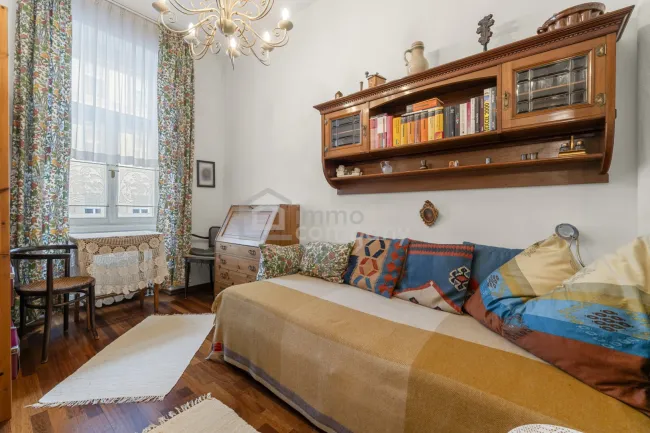 Elegante Altbauwohnung, mit Charakter - Bild