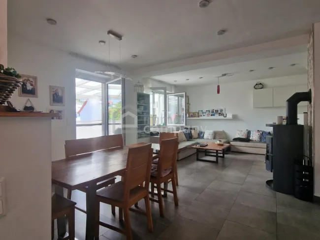 Vollrenoviertes Einfamilienhaus mit Fernblick + Garten + Loggia - Titelbild