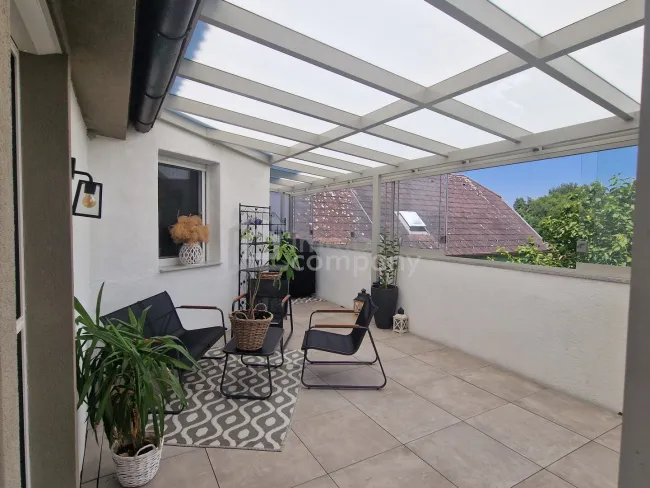Vollrenoviertes Einfamilienhaus mit Fernblick + Garten + Loggia - Bild