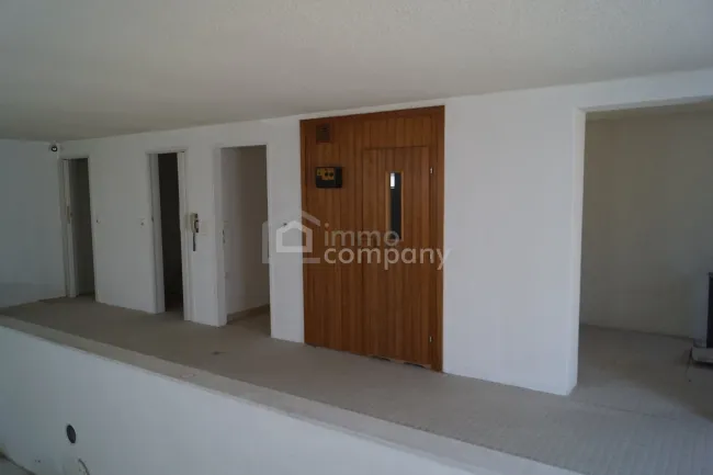 Schwimmbecken vlnr Dusche Toilette Flur Sauna Pumpenraum