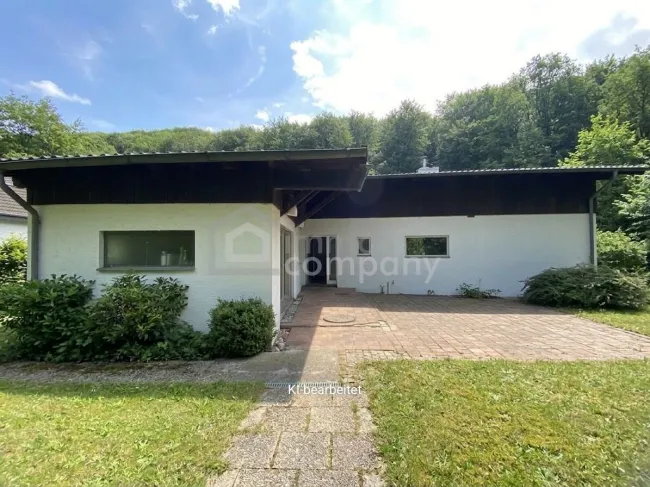 Charmantes unterkellertes Haus mit Entwicklungspotenzial in Weidlingbach mit großem Garten und Waldblick - Titelbild