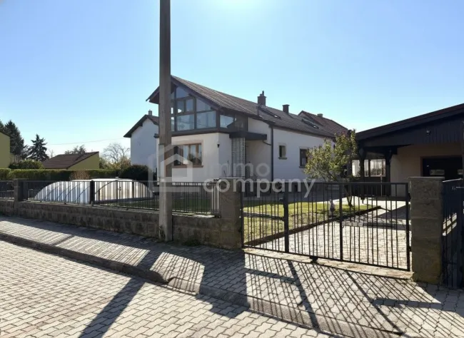 Einfamilienhaus mit Garten, Pool & Garage in Laa an der Thaya! - Titelbild