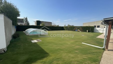 3-Zimmer-Einfamilienhaus mit Pool in 2294 Breitensee