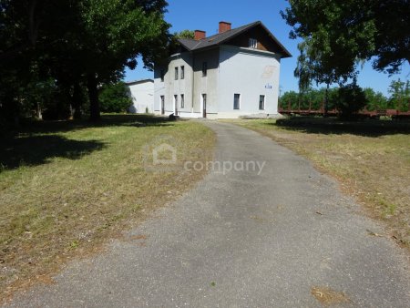 Einmalige Gelegenheit. - Bahnhofsgebäude mit über 10.000m² Grundstück!!!