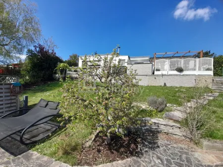 Blick von der unteren Terrasse zum Haus