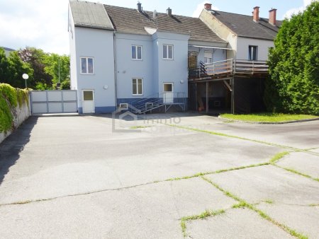 Großzügiges Stockhaus mit Innenhof, Carport, Garten mit Pool!!!