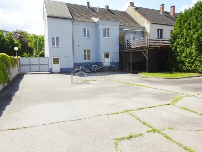 Großzügiges Stockhaus mit Innenhof, Carport, Garten mit Pool!!! - Titelbild