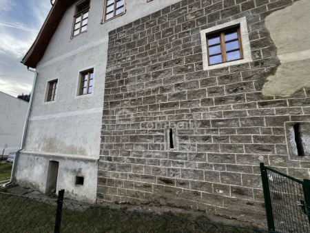 Haus - Ostansicht mit ehemaligen Schießscharten