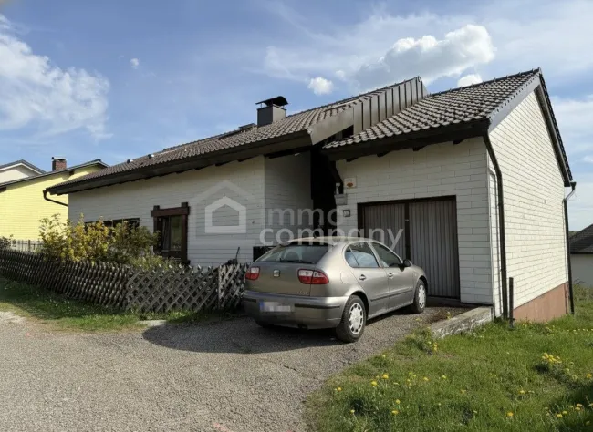 Einfamilienhaus mit großem Garten und begonnenen Modernisierungsmaßnahmen - Titelbild