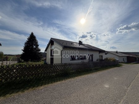 Einfamilienhaus mit großem Garten und begonnenen Modernisierungsmaßnahmen