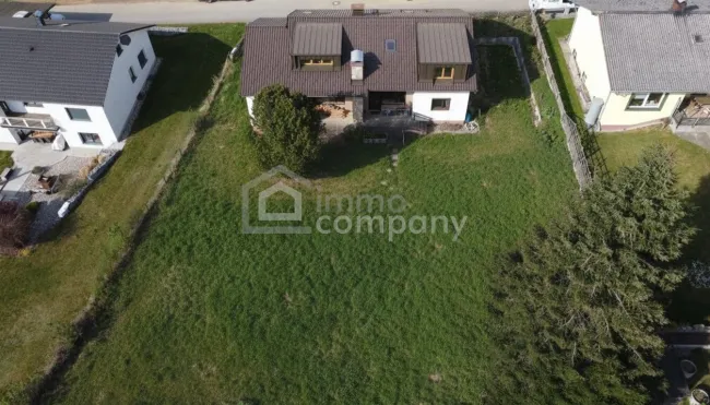 Einfamilienhaus mit großem Garten und begonnenen Modernisierungsmaßnahmen - Bild