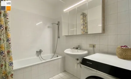Badezimmer mit Wanne und WAMA Anschluß - auch ein weiterer Anschluß für ein WC ist im Bad vorhanden, falls gewünscht.