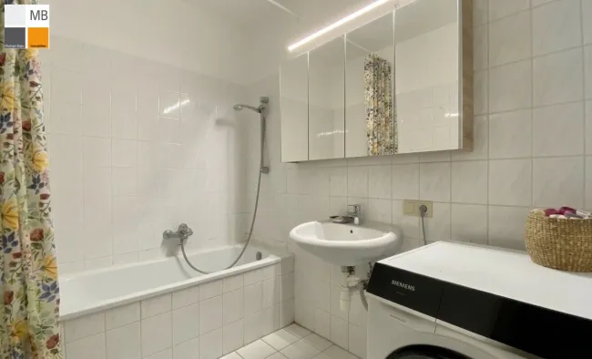 Badezimmer mit Wanne und WAMA Anschluß - auch ein weiterer Anschluß für ein WC ist im Bad vorhanden, falls gewünscht.