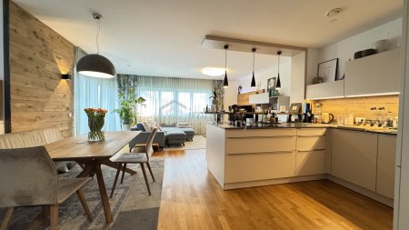 Wunderschöne Wohnung, 5 Zimmer, mit Blick über den glitzernden Attersee, in Seewalchen mit Garten und Sonnenterrasse.