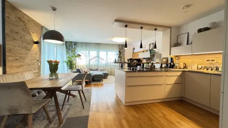 Wunderschöne Wohnung, 5 Zimmer, mit Blick über den glitzernden Attersee, in Seewalchen mit Garten und Sonnenterrasse.