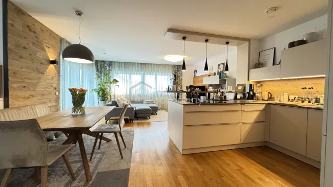 Wunderschöne Wohnung, 5 Zimmer, mit Blick über den glitzernden Attersee, in Seewalchen mit Garten und Sonnenterrasse. - Bild