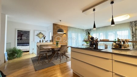 Wunderschöne Wohnung, 5 Zimmer, mit Blick über den glitzernden Attersee, in Seewalchen mit Garten und Sonnenterrasse.