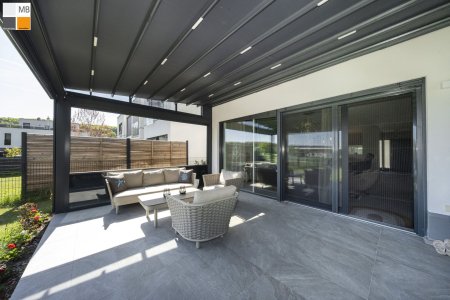 überdachte windgeschützte Terrasse