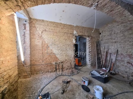 Souterrain Wohnung/Büro in bester Lage mit NIEDRIGEN BK!