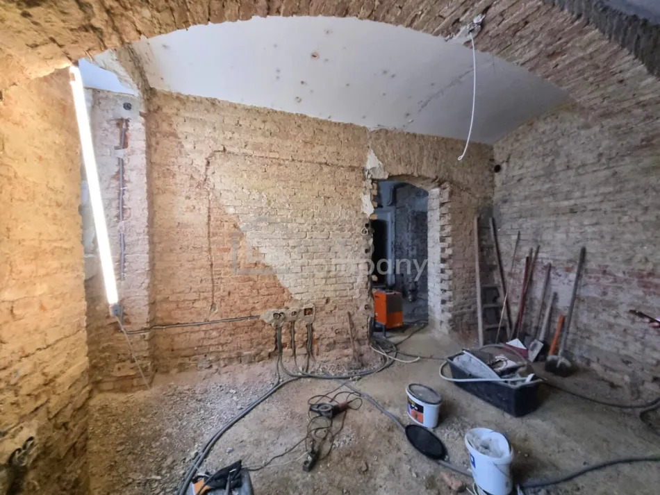 Souterrain Wohnung/Büro in bester Lage mit NIEDRIGEN BK! - Bild