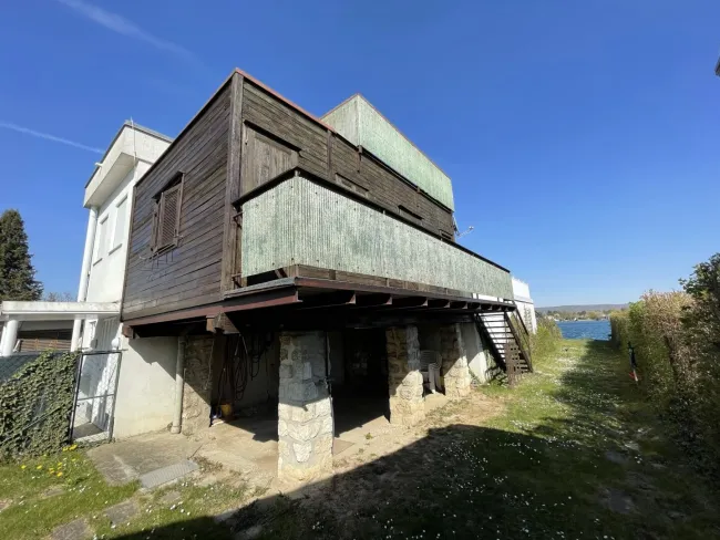 NEUFELDER SEE UFERPARZELLE – kleines Holzhaus mit privatem Uferbereich auf Pachtgrund zu verkaufen - Bild
