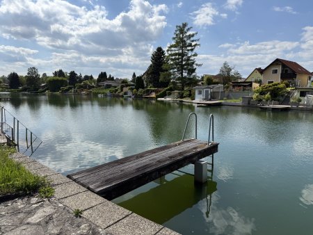 UFERPARZELLE - Traumhaftes Ferienhaus am Ladislaus See in Steinbrunn – Direkt am Wasser mit privatem Uferzugang & Zusatzgrundstück