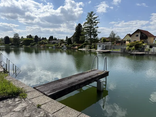UFERPARZELLE - Traumhaftes Ferienhaus am Ladislaus See in Steinbrunn – Direkt am Wasser mit privatem Uferzugang & Zusatzgrundstück - Titelbild