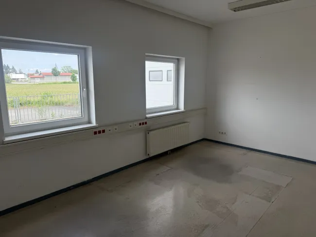 500 m² große Halle mit ca. 150 m² Bürotrakt an der Abfahrt S4 zu verkaufen - Bild
