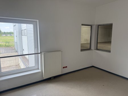 500 m² große Halle mit ca. 150 m² Bürotrakt an der Abfahrt S4 zu verkaufen