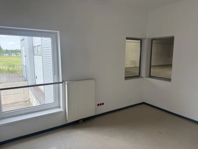 500 m² große Halle mit ca. 150 m² Bürotrakt an der Abfahrt S4 zu verkaufen - Bild