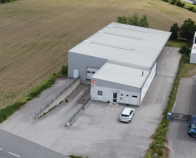 500 m² große Halle mit ca. 150 m² Bürotrakt an der Abfahrt S4 zu verkaufen - Titelbild