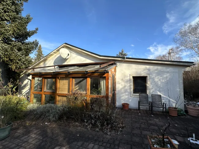 schönes massives Ferienhaus auf großem Pachtgrundstück zu verkaufen - Titelbild