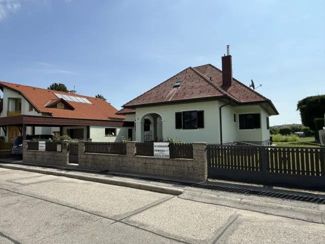 Großzügiges Wohnhaus im begehrten Ungarviertel mit Vollkeller, Garage & Carport zu verkaufen - Titelbild