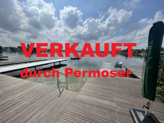 UFERPARZELLE – gepflegtes Wochenendhaus am Nordufer mit privater aufwendiger Steganlage auf Pachtgrund zu verkaufen - Titelbild