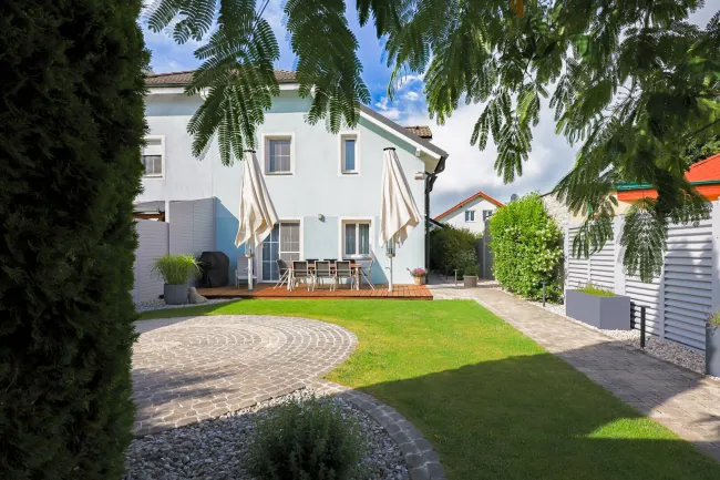 Äußerst gepflegte Doppelhaushälfte mit Doppelcarport, Klimaanlage und viel Stauraum - Bild