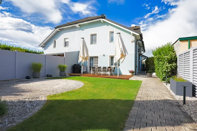 Äußerst gepflegte Doppelhaushälfte mit Doppelcarport, Klimaanlage und viel Stauraum - Bild