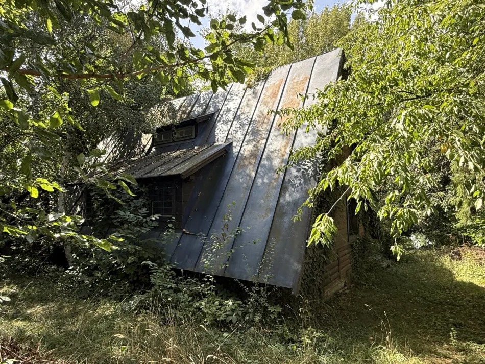 große UFERPAZRELLE mit privatem Badesteg am Neufelder See – Holzhaus mit Renovierungsbedarf beim Yachtclub auf Pachtgrund zu verkaufen - Bild