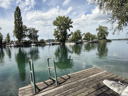 große UFERPAZRELLE mit privatem Badesteg am Neufelder See – Holzhaus mit Renovierungsbedarf beim Yachtclub auf Pachtgrund zu verkaufen