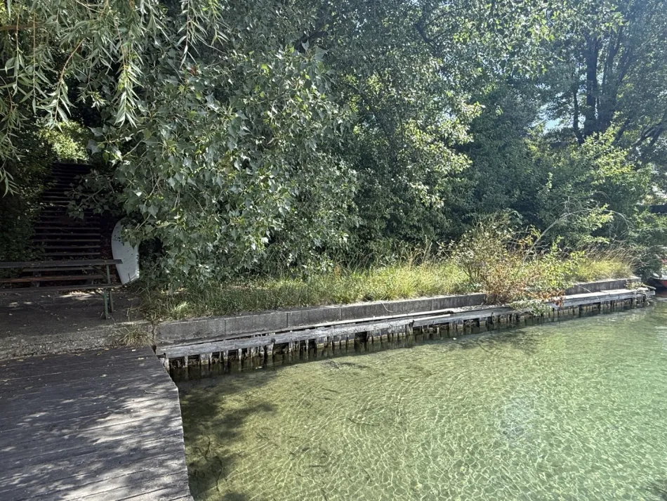 große UFERPAZRELLE mit privatem Badesteg am Neufelder See – Holzhaus mit Renovierungsbedarf beim Yachtclub auf Pachtgrund zu verkaufen - Titelbild