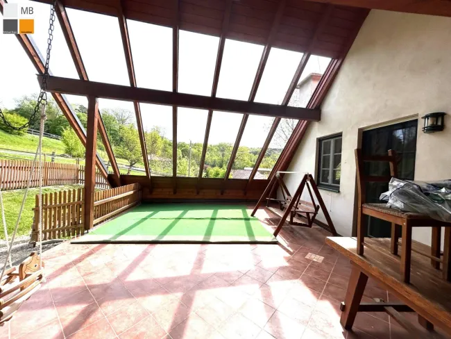 teilüberdachte Terrasse