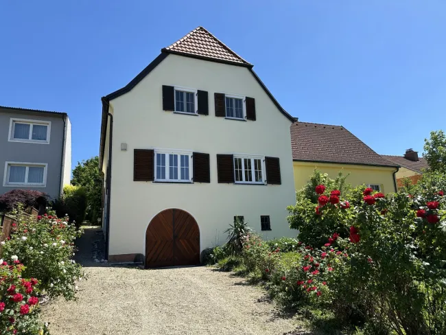 Stilvolles Bürogebäude in zentraler Lage von Mattersburg mit Gartenbenützung zu vermieten - Titelbild